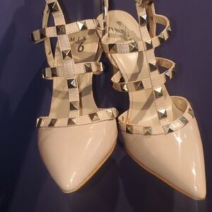 Perfect condition patent leather like beige studded heels 7.5